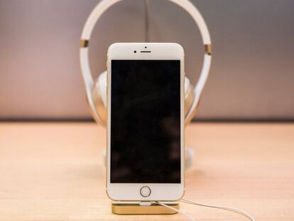 Un teléfono iPhone en la tienda Apple de Nueva York.