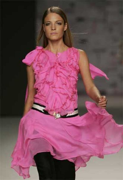 La diseñadora bilbaína, que ha trabajado para la firma Armand Basi durante los últimos años, apostó por la diversidad y singularidad de colores, entre los que despuntó el rosa chicle,
perfilado sobre distintas calidades de seda.