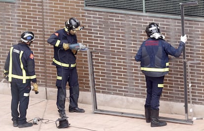 Bomberos del Ayuntamiento de Alcorcón trabajan en el exterior de la vivienda de la enfermera contagiada por el ébola.