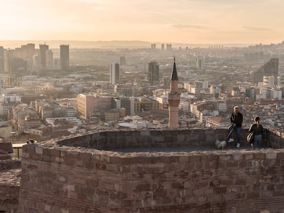 Vista de la ciudad de Ankara desde las murallas de la ciudad antigua.