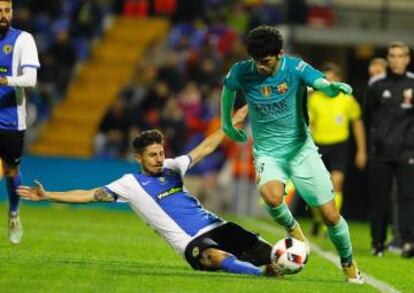 Aleñá trata de zafarse de Espinosa.