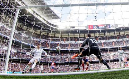 Cristiano Ronaldo trata de alcanzar el balón ante Jan Oblak.