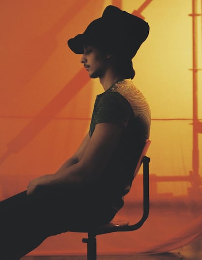 Camiseta de viscosa de Acne Studios, pantalón de Lemaire y sombrero negro de Louis Vuitton.