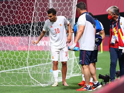 Ceballos se retira del campo lesionado durante el partido contra Egipto.