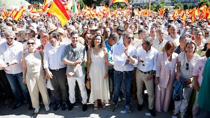 Feijóo y Ayuso (en el centro), rodeada de algunos barones del PP, en la concentración convocada por el PP en la Plaza de España de Madrid, este domingo.