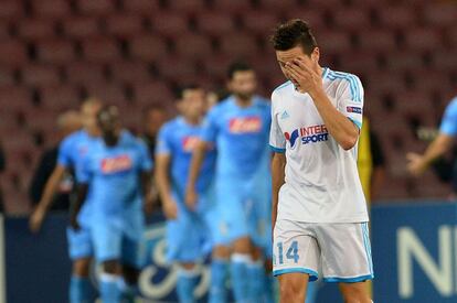 Thauvin se lamenta mientras los jugadores del Nápoles celebran un gol.