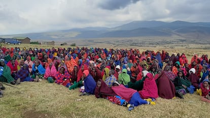 Protesta de los masáis en la carretera que une el Área de Conservación de Ngorongoro con el Parque Nacional del Serengeti, en Tanzania, el 18 de agosto. Foto cedida por asistentes a la protesta.