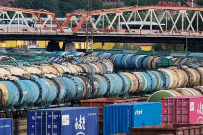 Vagones de carga detenidos en las vías del tren de la estación de Kaliningrado, Rusia, este martes. El jefe de seguridad de Rusia dijo este martes que Moscú responderá a la decisión de Lituania de prohibir el tránsito ferroviario de mercancías sujetas a sanciones de la Unión Europea desde Rusia al enclave de Kaliningrado. 