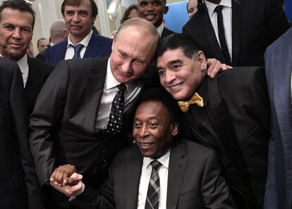 O presidente russo, Vladimir Putin, posa com duas das lendas vivas do futebol, o brasileiro Pelé e o argentino Diego Maradona, no sorteio da fase final da Copa do Mundo de 2018 em Moscou.