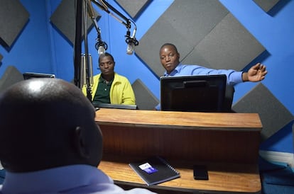 <span >Philip Muhatia (a la derecha) anima la charla sobre la reforma policial en el Programa de Radio sobre Derechos, rebautizado posteriormente Cambio con la Policía, Nairobi (Kenia) © Amnistía Internacional Kenia</span>