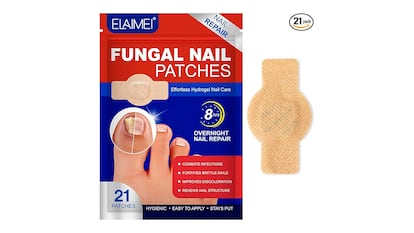 Tratamiento contra los hongos en las uñas sobre fondo blanco.