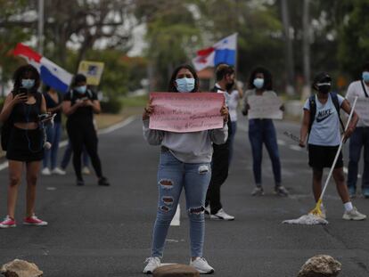 Panameños protestan frente a la Secretaría Nacional de Niñez, Adolescencia y Familia bloqueando la Avenida Balboa, una de las principales vías de Ciudad de Panamá, durante una manifestación contra la violencia y los abusos en los centros de acogida de menores, hoy en Ciudad de Panamá.