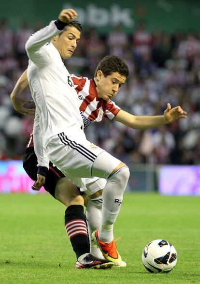 Cristiano protege el balón ante Ander Herrera.