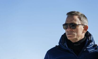 Daniel Craig, interpretando a James Bond.