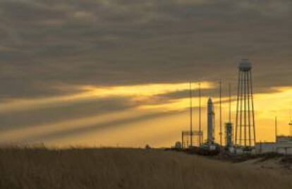 El cohete Antares es visto en su plataforma de lanzamiento en las instalaciones de la Nasa en la Isla Wallops (Estados Unidos). EFE/Bill Ingalls/NASA