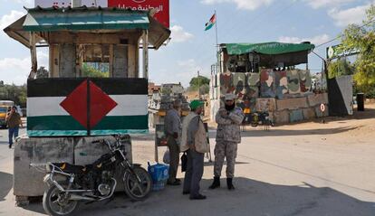 Milicianos de Ham&aacute;s, en un puesto de control pr&oacute;ximo a la frontera con Israel.