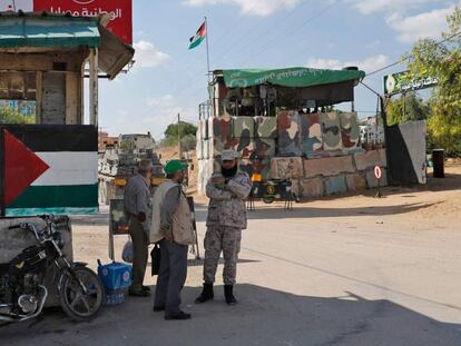 Milicianos de Ham&aacute;s, en un puesto de control pr&oacute;ximo a la frontera con Israel.
