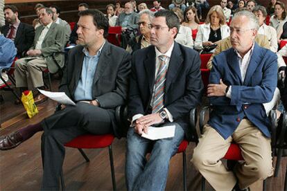 Sánchez Monteseirín, a la izquierda, ayer, en un acto al que acudió el popular Jaime Raynaud (derecha).