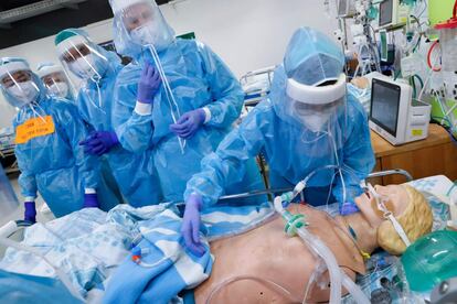 Un grupo de médicos utiliza un maniquí durante un ejercicio de entrenamiento para tratar a pacientes graves de coronavirus, en el Hospital Rambam Health Care Campus de Haifa (Israel).