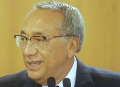 Fotografía tomada en septiembre de 2011 en la que se registró al ministro brasileño de Turismo, Gastão Vieira, quien expresó plena confianza en que los aeropuertos y las aerolíneas del país estarán en "plena capacidad" de atender a los 600.000 extranjeros que se esperan para el Mundial. EFE/Archivo