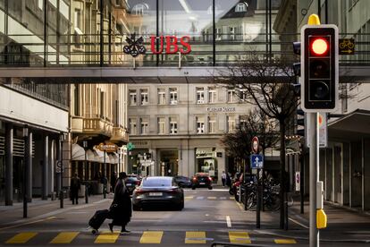 Un logo del banco suizo UBS, encima de un paso de peatones en Zúrich, el sábado. Al fondo, el de Credit Suisse.