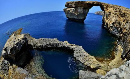 La icónica ventana azul, en la bahía de Dwejra, en Malta.