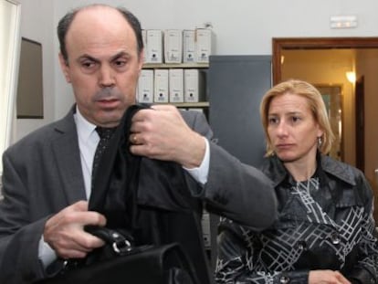 Marta Dominguez junto a su abogado, Jos&eacute; Rodriguez  en el juzgado numero 7 de Palencia.
