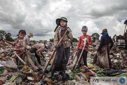 Un camión cargado de residuos llega hasta el basurero de Siem Reap (Camboya). Se estima que en este lugar trabajan unos 20 menores de edad con sus familias. Sueun Chany, 14 años, comenzó a trabajar con 11 en el vertedero. Su familia la forman siete personas. En el futuro le gustaría ser profesora.