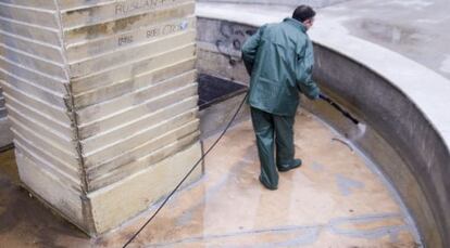 Tareas de limpieza y tratamiento de la legionela en la fuente de la Rosaleda de Alcoi