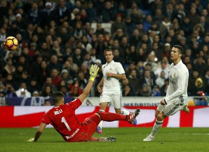 Cristiano Ronaldo marca el segundo gol de su equipo.