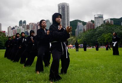 En el parque Victoria Park de Wan Chai, mujeres de Indonesia aprenden y entrenan defensa personal en el club de lucha Persaudaraan setia hati Terate con el fin de aprender a defenderse de las palizas que les propinas algunos empleadores.