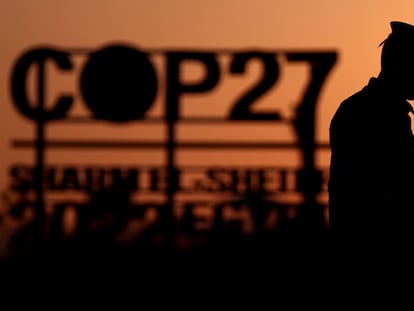 Un agente de policía, el viernes junto un cartel de la COP27 que se celebra en la ciudad egipcia de Sharm el Sheij.