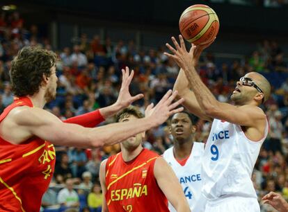 Pau Gasol ante Tony Parker.