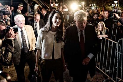 Amal Alamuddin, junto a su jefe, el abogado Geoffrey Robertson, a su llegada anoche a su hotel en Atenas.