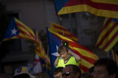 Una niña participa junto con sus padres en la manifestación.