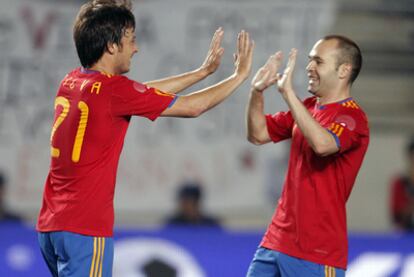 Silva e Iniesta celebran el segundo gol de España