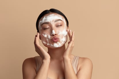 Limpiador facial en polvo, más natural y con un poder ultrahidratante para cuidar de la piel del rostro.