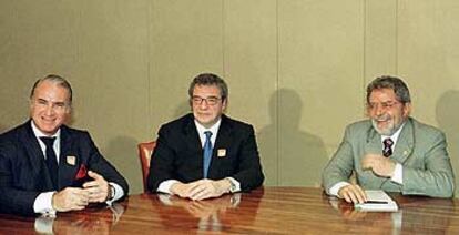 El presidente de Portugal Telecom, Miguel Horta (izquierda), y el de Telefónica, César Alierta (centro), con el presidente Lula en Brasilia en enero pasado.