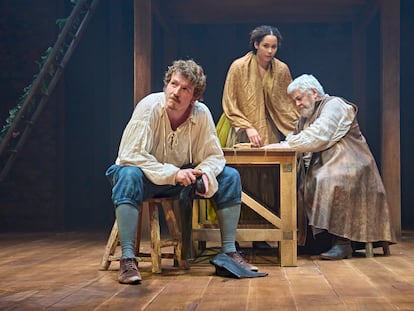 Tom Varey (William Shakespeare), Madeleine Mantock (Anne Hathaway) y Peter Wight (Will Kempe), en una escena de la adaptación de 'Hamnet' por la Royal Shakespeare Company.