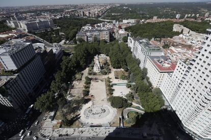 Las 585 habitaciones están repartidas por las 25 plantas del hotel. Las habitaciones dobles tienen unos 28 metros cuadrados, mientras que las familiares son de unos 45. Las dos primeras plantas del hotel están destinadas a locales comerciales. En la imagen, la panorámica desde la última planta del hotel, que contará con un skyline y una barra de bar para cócteles. Cualquier ciudadano de a pie podrá subir, pero la compañía está estudiando si será gratuito o no.