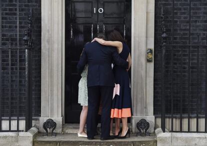 David Cameron abraça la seva esposa, Samantha, i els seus fills, mentre s'acomiaden del número 10 de Downing Street, Londres.
