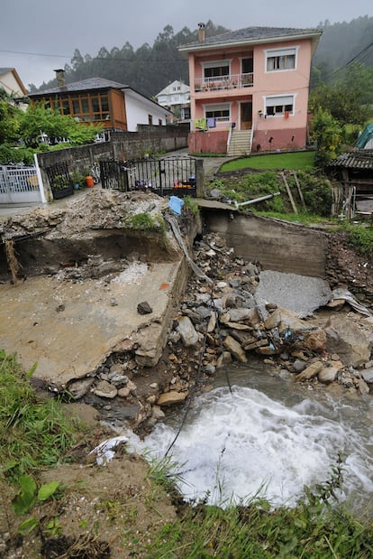 Puente destruido por las riadas en Viveiro.