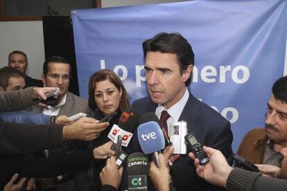 José Manuel Soria atiende a los medios de comunicación.