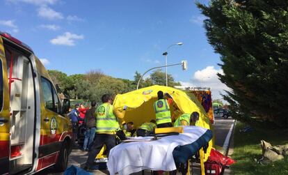 Los servicios de emergencias atienden el pasado sábado al adolescente atropellado junto al Parque Juan Carlos I.