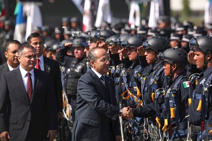 El expresidente de México, Felipe Calderón, y Genaro García Luna saludan a agentes de la Policía Federal, en 2011.