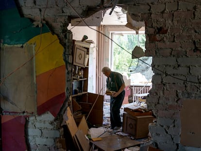 Un hombre recogía libros tras un bombardeo en el Instituto de Teconología y Diseño de Kramatorsk, en la provincia de Donetsk, el 19 de agosto.