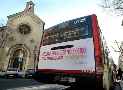 El autobús 41 con publicidad sobre ateísmo circula ante una iglesia en la calle Londres, en Barcelona.