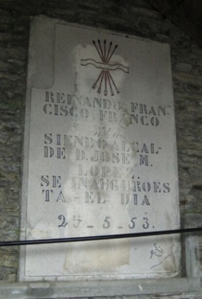 La placa franquista que el escocés Clifford Torrents retiró en Negueira de Muñiz (Lugo).