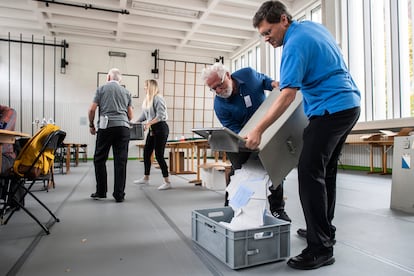 Volunteers empty the ballot boxes at a polling station in Zurich, Switzerland, on Oct. 20 2019.