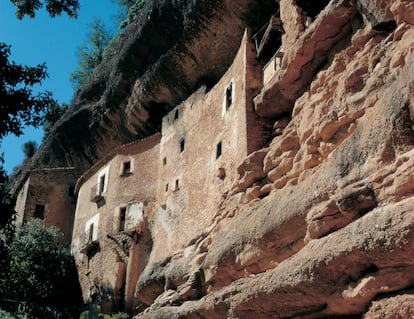 Mura. La població bagesana de Mura és un indret únic al parc natural de Sant Llorenç del Munt. El seu extens patrimoni compost per gorgs i fonts naturals encaixa amb la cultura rural de l’entorn. Destaca el Puig de la Balma. Es tracta d’una explotació agrària que data del segle XII. La construcció està adherida a la muntanya i la roca natural de l’indret forma part de la construcció agrícola. Si volem seguir la ruta romànica, és d’especial interès visitar l’ermita de Sant Antoni i l’església de Sant Martí de Mura.